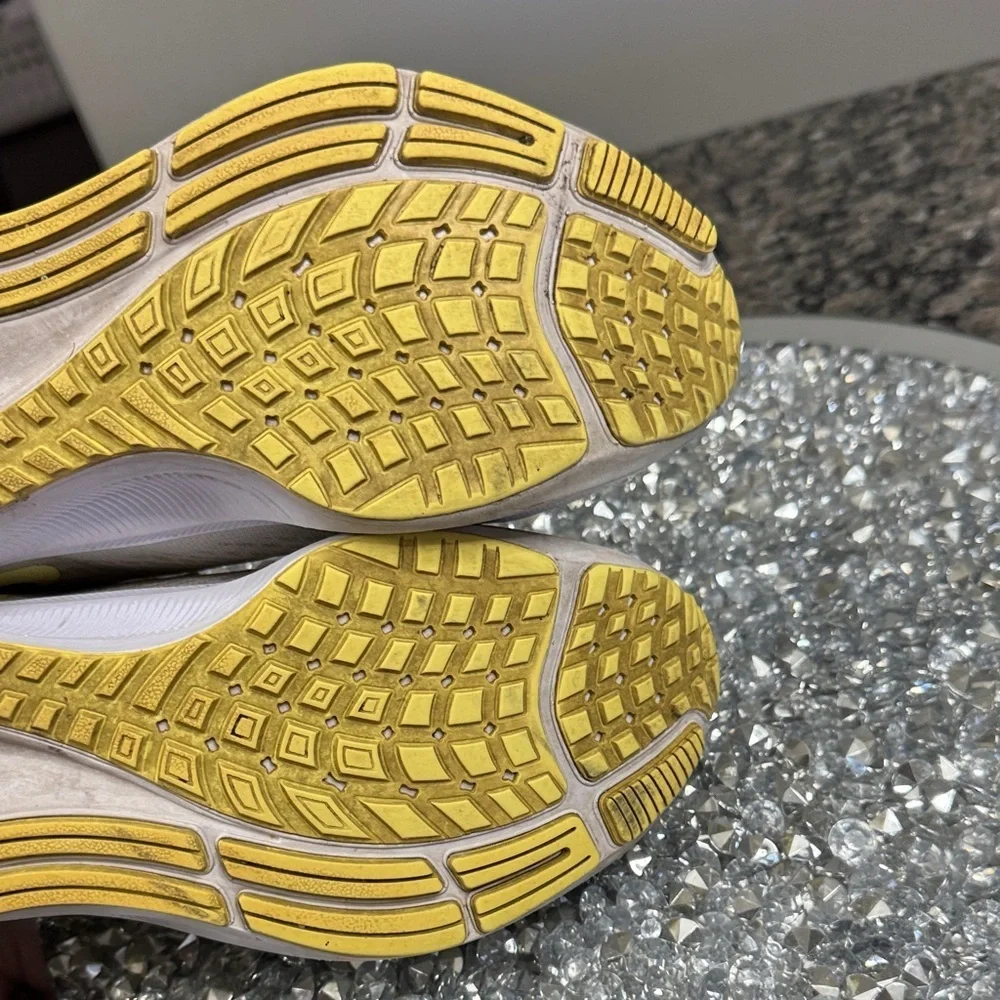 Nike zoom Women's Athletic Shoes in Cream and Yellow 8